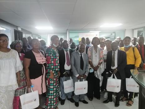Côte d’Ivoire - Les agents mandataires d’Atlantique Assurances reçoivent des cartes professionnelles